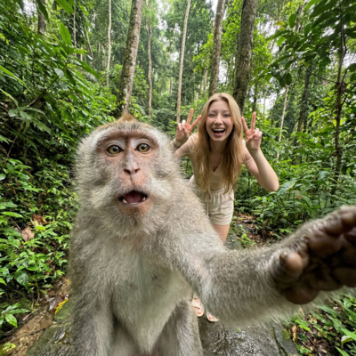 С обезьянкой